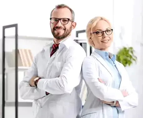 nos deux kinesitherapeutes chevronnes docteur sarah duchamp et le docteur luc fontaine