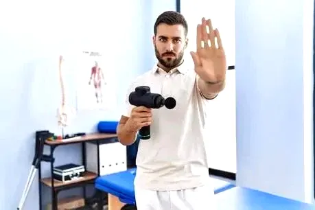 un therapeute avertissant des dangers du masazas pistole