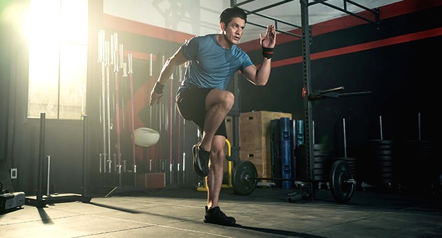 Spēka treniņu ieguvumi ar Boosted masāžas pistoli